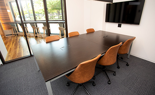 チームワークに必須のFace to Faceのスペース「会議室」