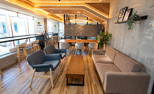 円滑なコミュニケーションを促進するコモンスペース「ビジネスラウンジ」